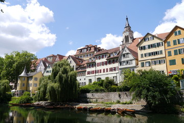 Fototapeta na wymiar Stocherkähne am Ufer des Neckars in Tübingen