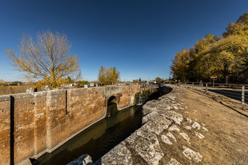 Fototapeta na wymiar The Canal of Castile. Palencia, Spain.