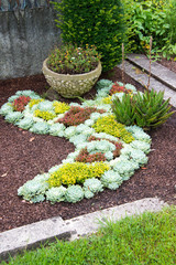 Schöne bepflanzte Grabstätte