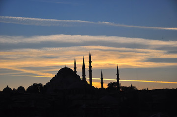 Naklejka premium Historyczny Meczet Sulejmana Wspaniałego strzał na piękny zachód słońca, Stambuł, Turcja
