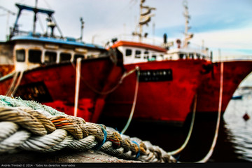 amarre de barco piola colorida con barcos de fondo rojo