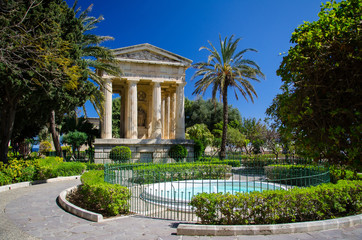 Fototapeta na wymiar Monument to Alexander Ball in Lower Barrakka Gardens, Valletta, Malta