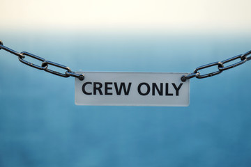 „Crew only“ Schild auf einem Schiff – Zutrifft nur für autorisiertes Personal