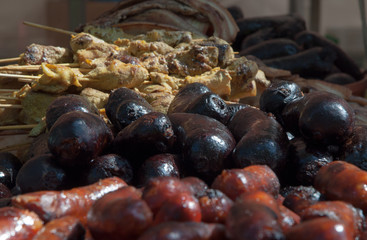 Diferente carne a la brasa, morcilla, chorizo, al aire libre