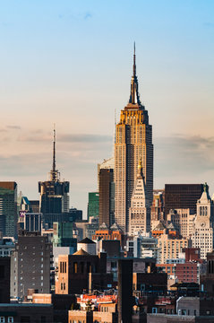 Vue sur l'Empire state building au coucher du soleil
