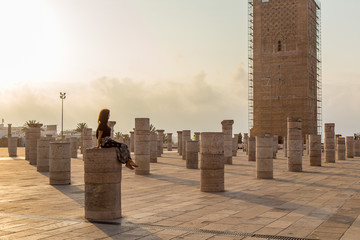 Femme en voyage au Maroc touriste voyageuse mosquée