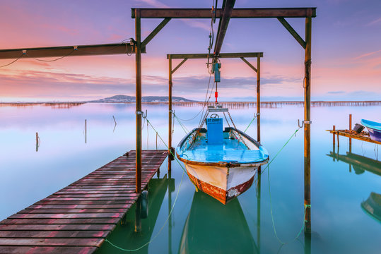 Bateau de p&ecirc;che attach&eacute; au dessus de l'eau