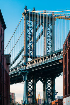 Vue de dessous du Pont de Manhantan avec l'Empire State Building en fond