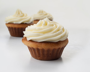 Tres madalenas decoradas con butter cream 2