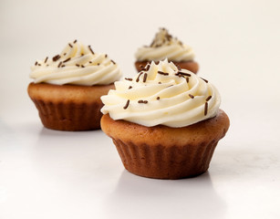 Tres madalenas decoradas con butter cream