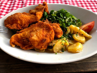 Breaded fried chicken salad with potatoes lamb's lettuce salad  -  Backhendlsalat mit Erdäpfel Vogerlsalat