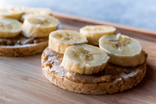 Bulgur Rice Cakes with Sliced Bananas and Peanut Butter / Round Crackers.