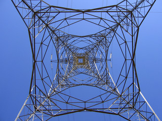 Pylône électrique haute tension vue d'en bas