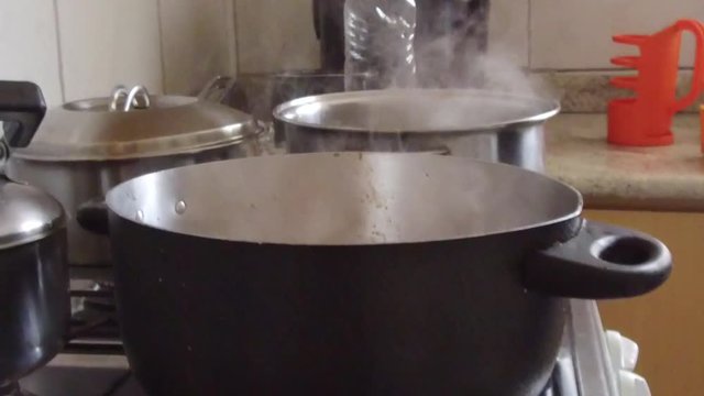 Panela cozinhando algo