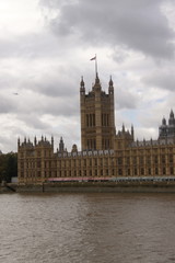 Fototapeta na wymiar Parlement britannique de Westminster et la Tamise à Londres 