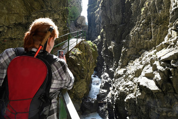 frau fotografiert in der breitachklamm
