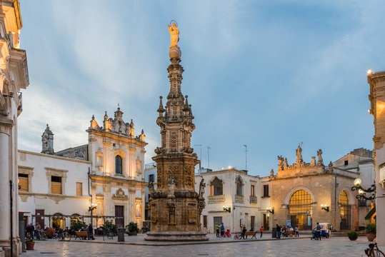 Nard&ograve; - Piazza Salandra mit Virgin-S&auml;ule; Apulien