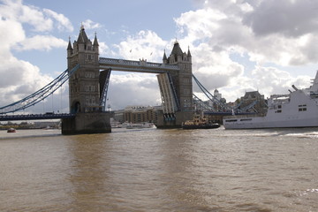 Fototapeta na wymiar Tower Bridge sur la Tamise à Londres