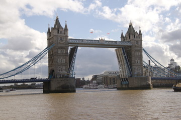 Fototapeta na wymiar Tower Bridge sur la Tamise à Londres