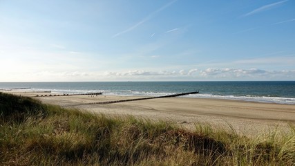 Fototapeta na wymiar Dünenlandschaft am Meer in Zeeland, Niederlande