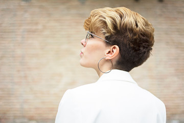 mujer joven con gafas y traje blanco