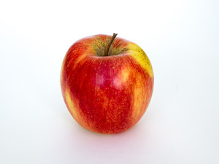 Owoc jabłko czerwono zółte na białym tle - obrazy, fototapety, plakaty