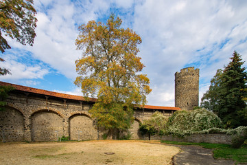 Fototapeta na wymiar Stadtmauer mit Wehrturm in Butzbach, Wetterau, Hessen, Deutschland 