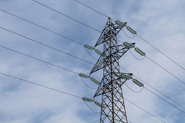 Traliccio dell'alta tensione tra le nuvole