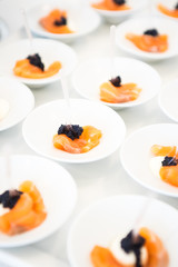 Aperitivo finger food con salmone e caviale nero