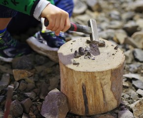 岩石をハンマーで割る人