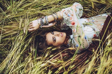 Tuinposter Gypsy liggend op gras in het veld
