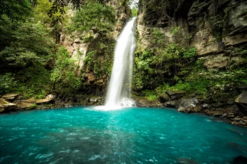Zelfklevend Fotobehang Majestueuze waterval in de regenwoudjungle van Costa Rica. La Cangreja-waterval in Nationaal Park Rincon de La Vieja, Guanacaste © nick