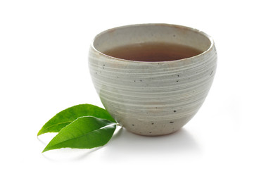 hete Japanse hoji-thee in een kom