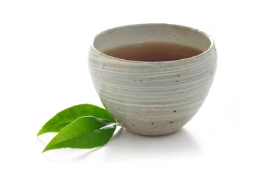 Rolgordijnen Thee hete Japanse hoji-thee in een kom