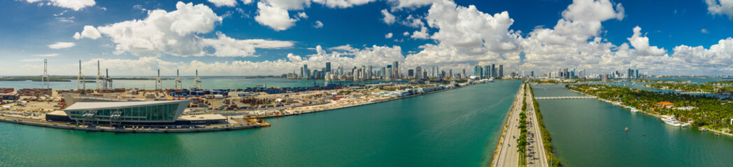 Obraz premium Aerial panorama Miami Port Dodge Island Macarthur Causeway