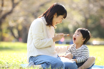 お弁当を食べる親子
