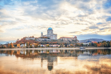 Estergom, de eerste hoofdstad van Hongarije. Fantastische ochtend uitzicht over de Donau op de basiliek van de Heilige Maagd Maria. Mooie reflecties weerspiegeld in het water. Beroemde reisbestemming.
