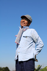 畑で作業するシニア