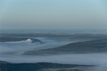 Vue aérienne de la brume dans la campagne française dans l'Eure en France