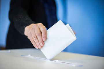 Person voting, casting a ballot - obrazy, fototapety, plakaty