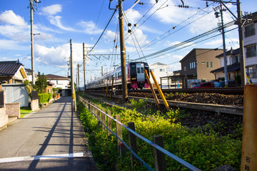 名鉄電車（パノラマsuper）が走っている風景