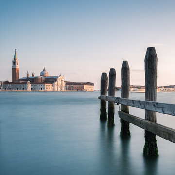 Vue d'ensemble de la Basilique San Giorgio Maggiore en pose longue depuis le bord du grand du canal au coucher du soleil