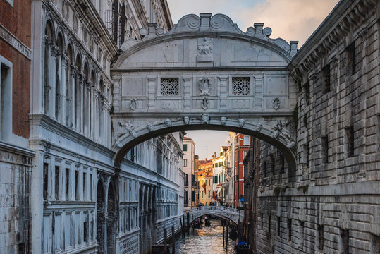 Pont des soupirs reliant les anciennes prisons aux cellules d'interrogatoires du palais des Doges.
