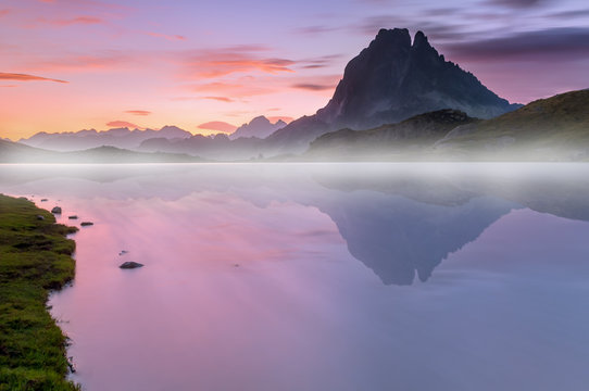 lever de soleil sous la brume sur le Pic D' Ossau avec vue sur le lac Gentau en premier plan