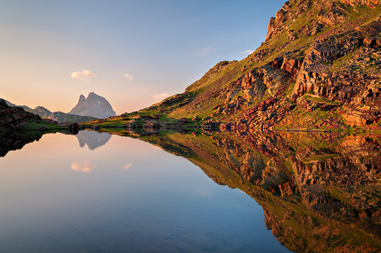 Coucher de soleil sur le Pic D'ossau avec vue sur le lac