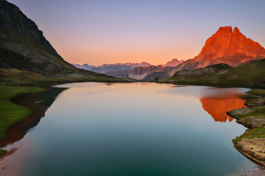  Coucher de soleil sur le Pic D'ossau avec vue sur le lac Gentau en premier plan