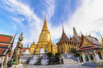 Wandcirkels tuinposter Bangkok Thailand, stadshorizon bij Wat Phra Kaew-tempel © Noppasinw