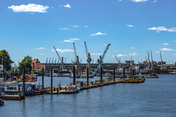 Fototapeta na wymiar Hamburg Hansahafen mit historischen Hafenkränen