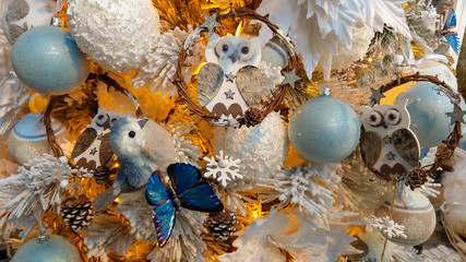 Albero natalizio decorato con gufi, farfalle e palline