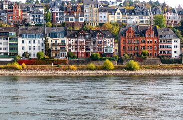 Reihen von malerischen Häusern am Rheinufer in historischen Stadt Koblenz.